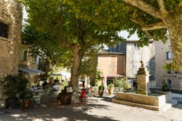 Středověké náměstí v srdci Gordes (Provence, Francie) s fontánou