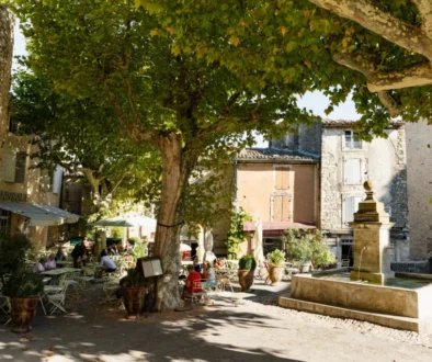 Středověké náměstí v srdci Gordes (Provence, Francie) s fontánou