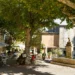 Středověké náměstí v srdci Gordes (Provence, Francie) s fontánou