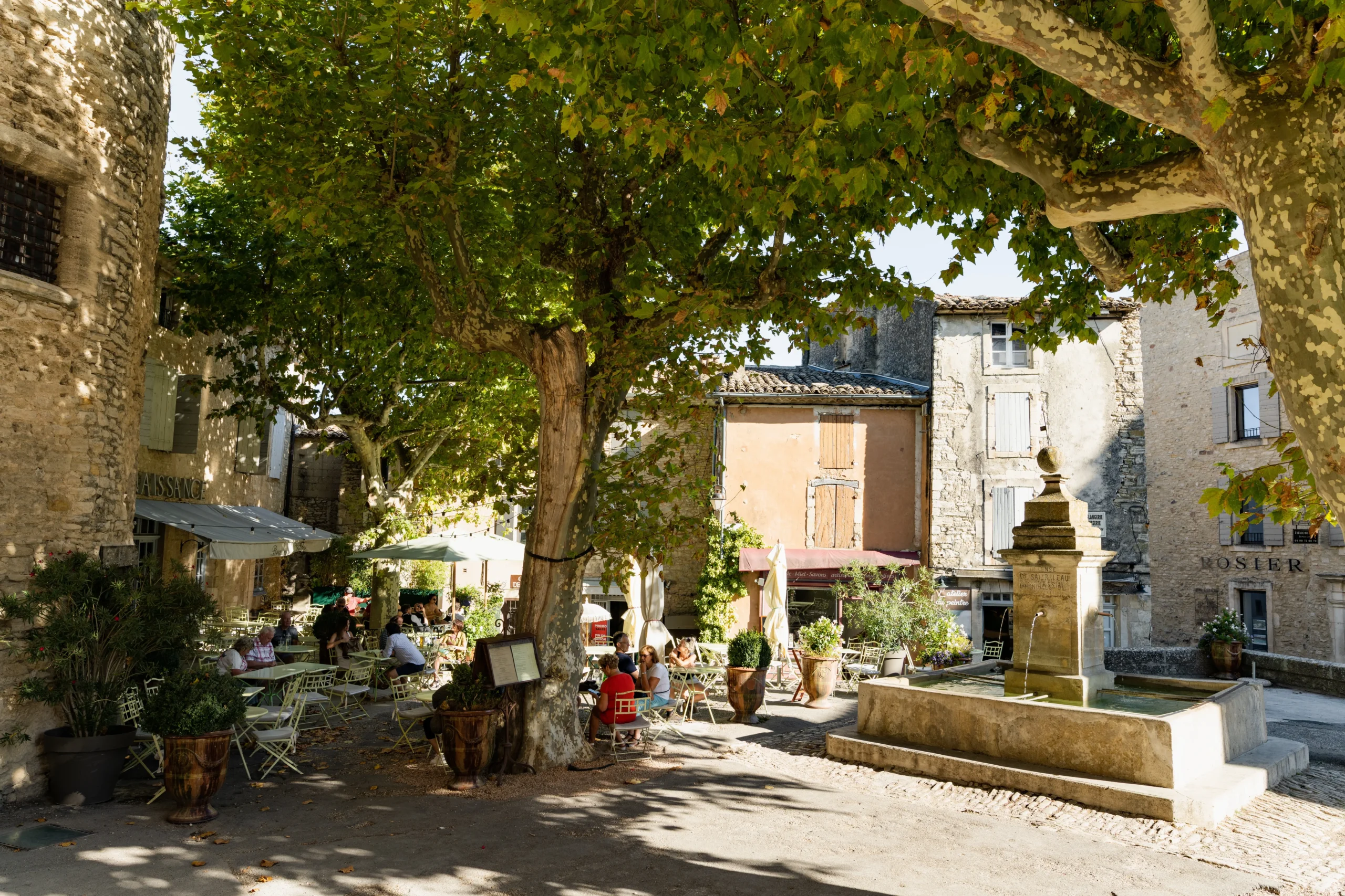 Středověké náměstí v srdci Gordes (Provence, Francie) s fontánou