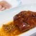 V pořadu Prostřeno! mají soutěžící za úkol své soupeře co nejlépe pohostit.