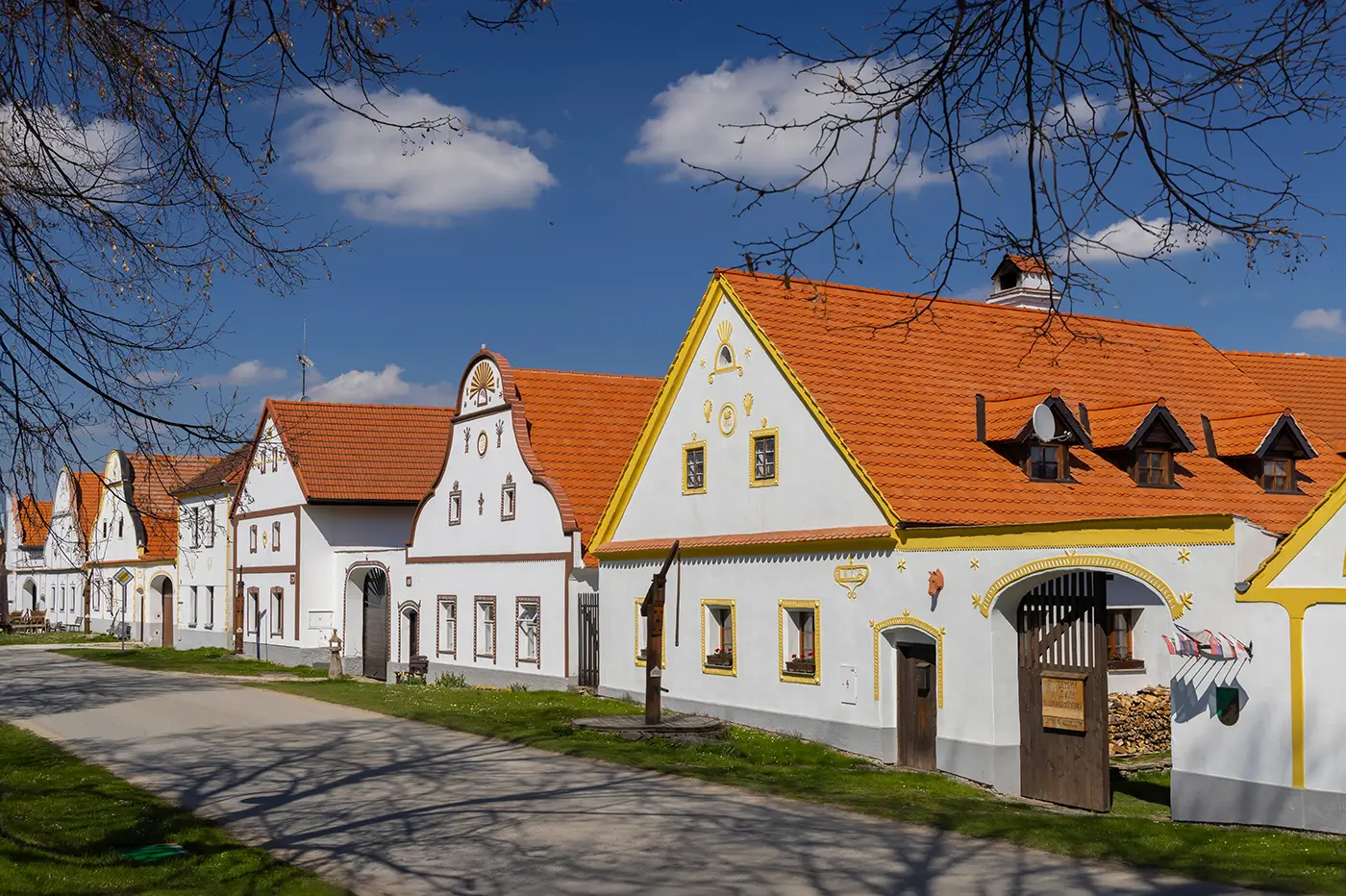 Vesnice s domy s novými fasádami za jasného slunečného dne