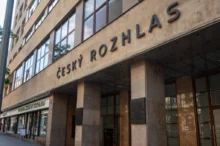 Fasáda hnědého funkcionalistického domu s nápisem Český rozhlas