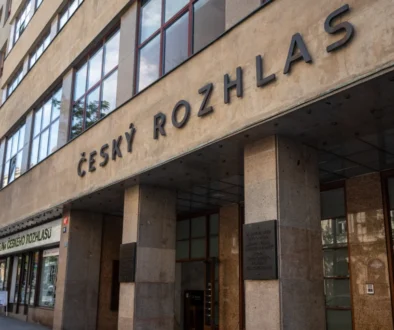 Fasáda hnědého funkcionalistického domu s nápisem Český rozhlas