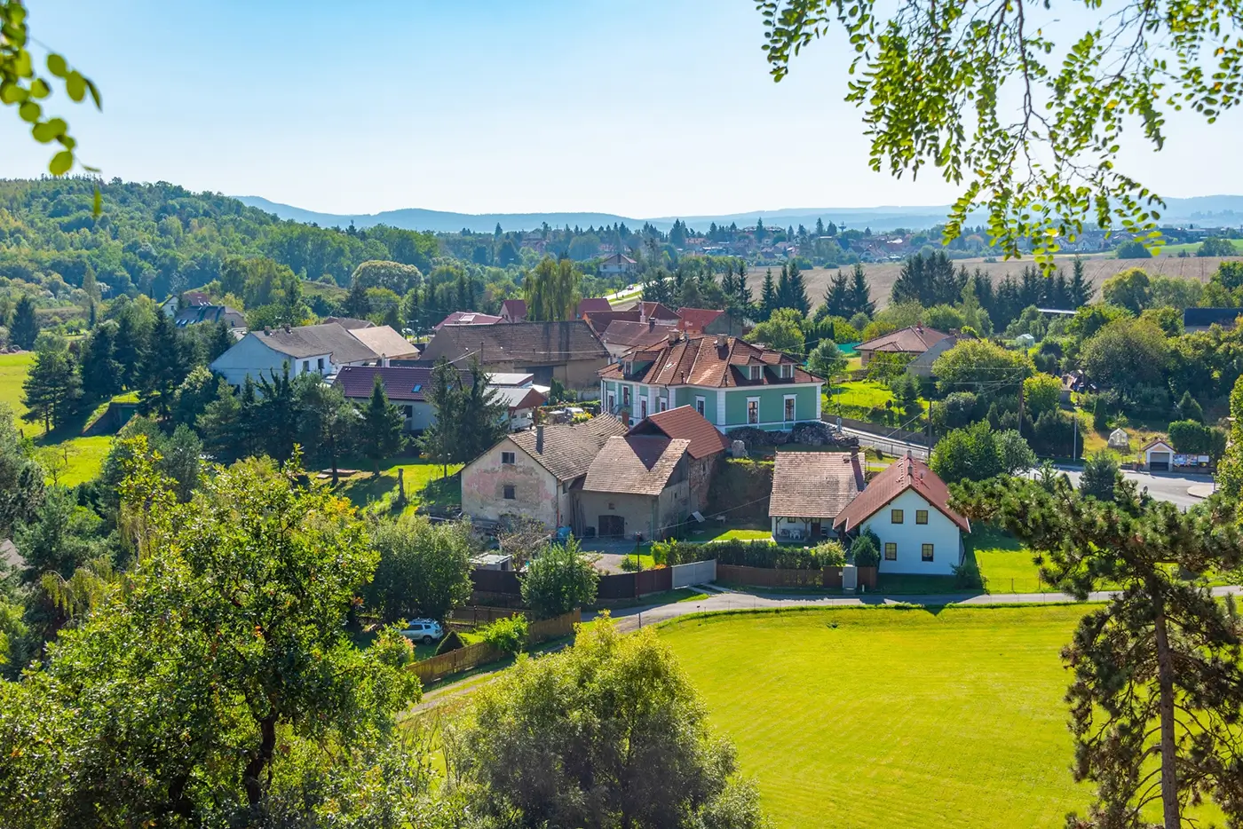shutterstock_2718259745 - VIPshow Pohled na českou vesnici v létě za slunečného dne