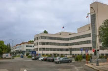 Budova české televizní stanice během zamračeného dne