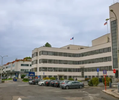 Budova české televizní stanice během zamračeného dne