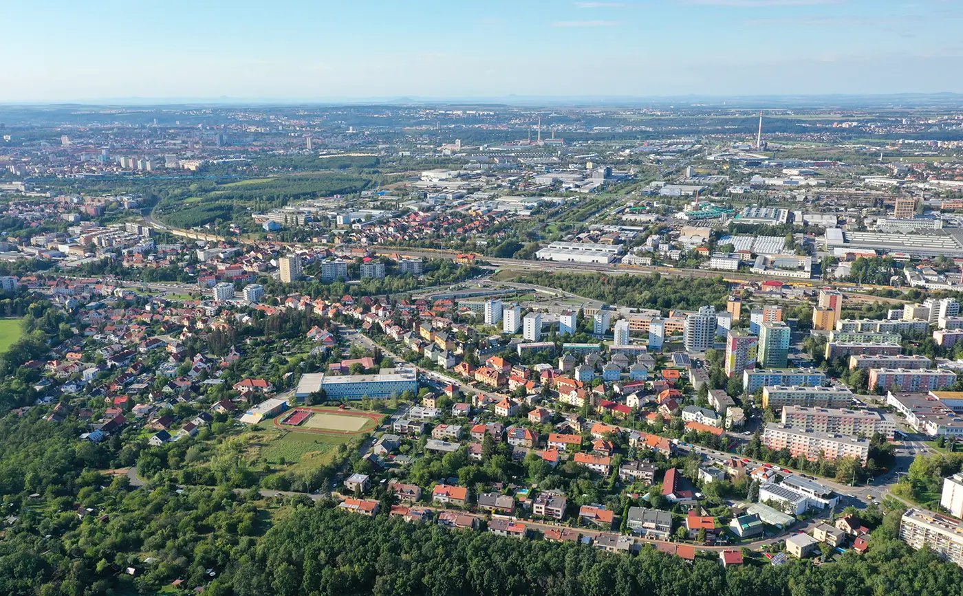 shutterstock_2734322323-3 - VIPshow Letecký záběr na zastavěnou pražskou čtvrť