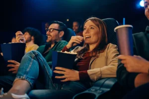 Muž a žena se dívají v kinosále na film