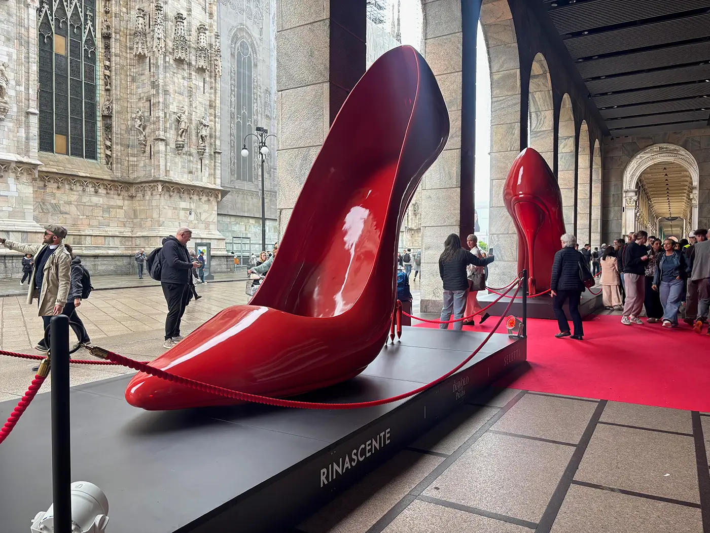 shutterstock_2771978197 - VIPshow Obří červený střevíc zdobil ulice italského města