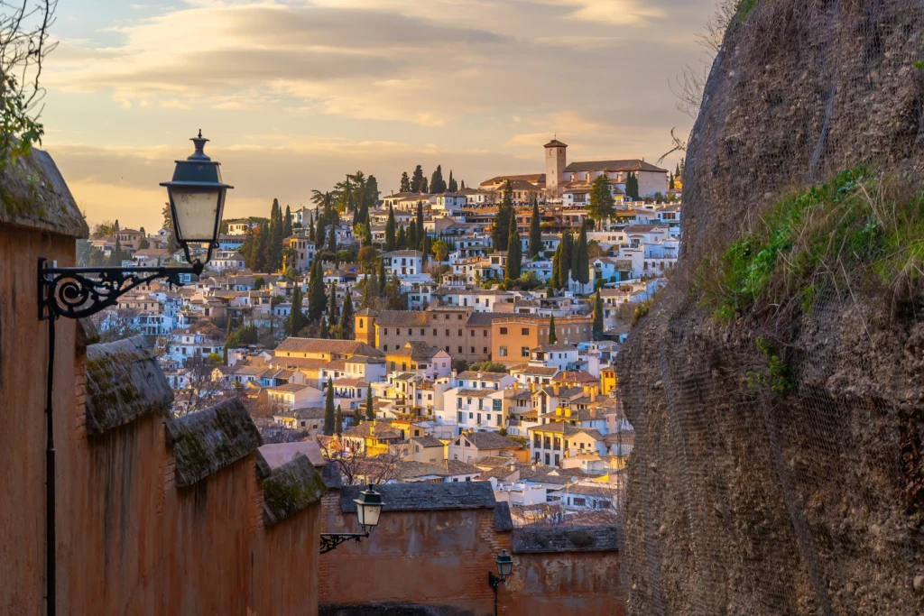 shutterstock_2786357067 - VIPshow Pohled na historickou čtvrť Albaicin s výhledem na město Granada ve Španělsku
