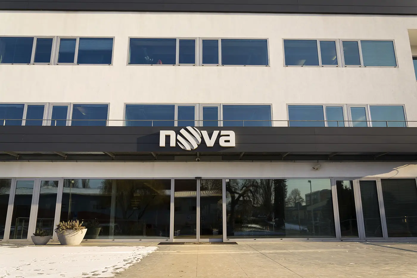 Vchod do sídla soukromé televizní stanice v Česku