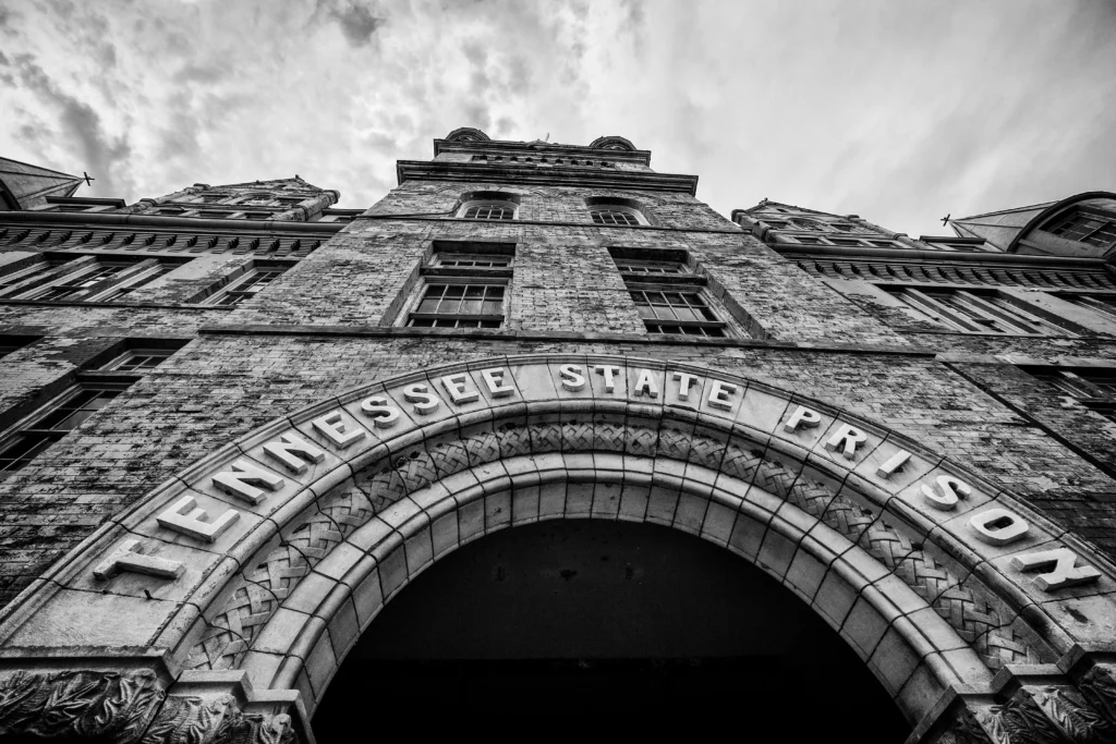 shutterstock_664950574 - VIPshow Černoblíý snímek historické budovy s gotickým nádechem s nápisem Tennessee State Prison