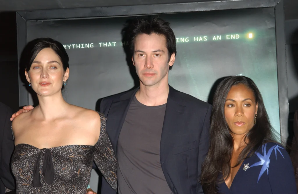 shutterstock_97406420 - VIPshow Keanu Reeves s herečkami Carrie-Anne Mossovou (vlevo) a Jadou Pinkett Smithovou při příležitosti uvedení filmu Matrix Revolutions