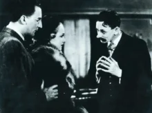 Dva muži a jedna žena spolu točí scénu do prvorepublikového filmu