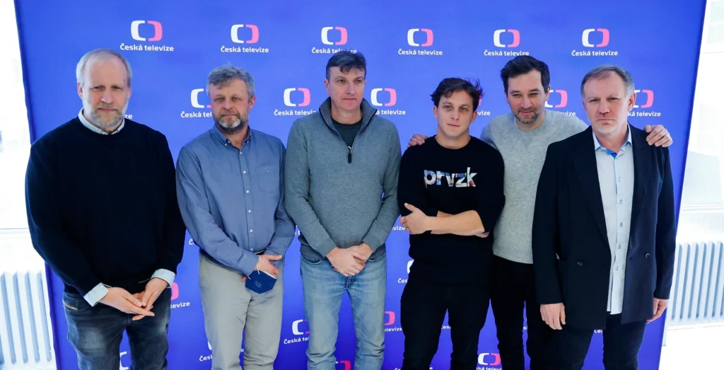 profimedia-0651184040 - VIPshow Šest mužů v neformálním oblečení, jsou mezi nimi starší i mladí pánové, za nimi je modrá stěna