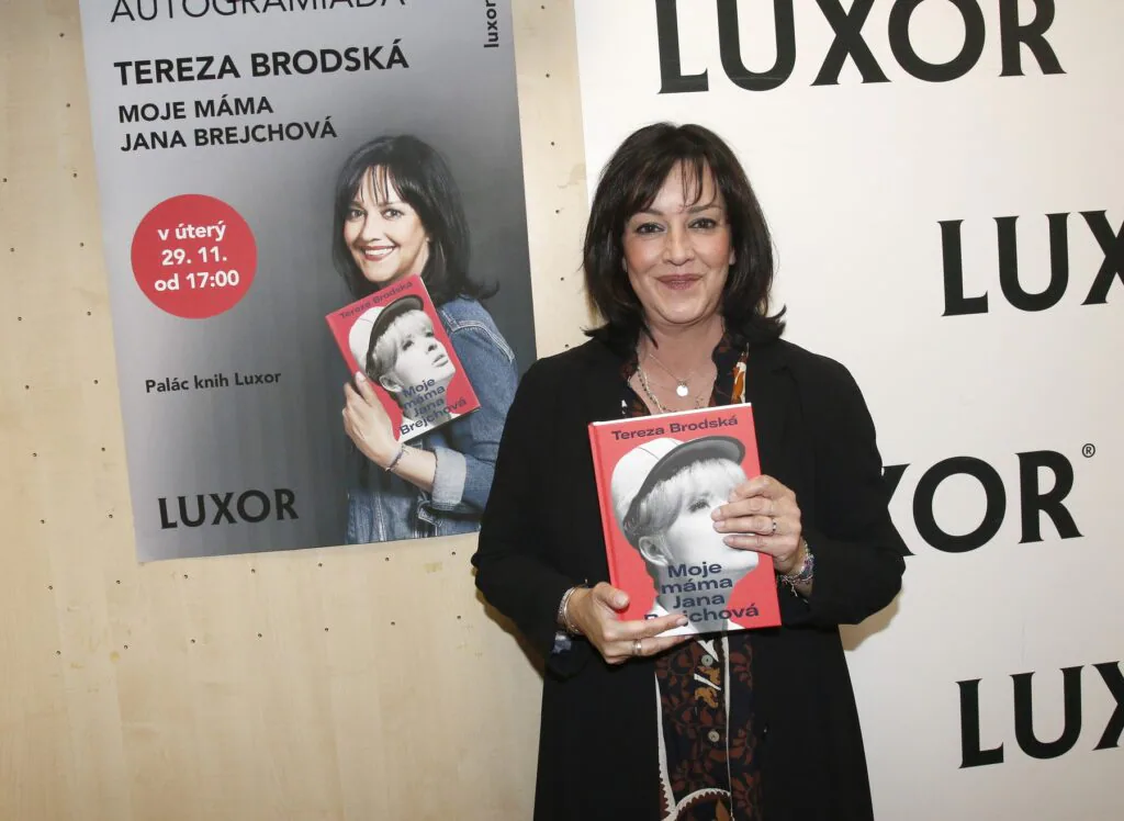 Tereza Brodská - VIPshow Na snímku je černovlasá žena a knížkou