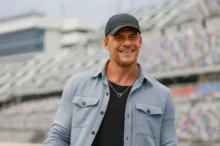 Alan Ritchson ztvárnil ve War Machine hlavní roli.