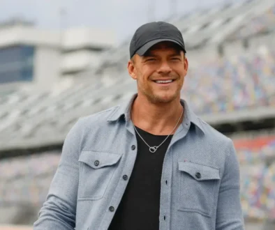 Alan Ritchson ztvárnil ve War Machine hlavní roli.