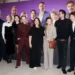 Skupina lidí ve večerních šatech před plátnem, na které jsou také oni, ale ve filmu