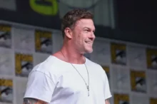 Alan Ritchson hraje v seriálu Jack Reacher hlavní postavu.