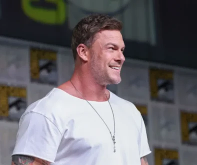 Alan Ritchson hraje v seriálu Jack Reacher hlavní postavu.