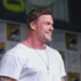 Alan Ritchson hraje v seriálu Jack Reacher hlavní postavu.