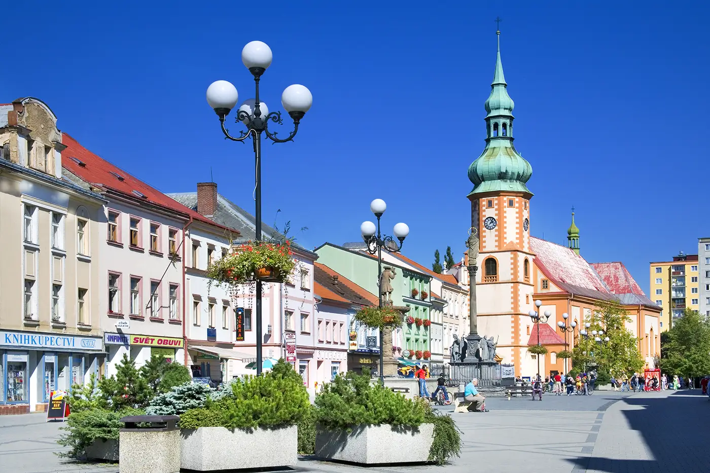 shutterstock_1012973377 - VIPshow Slunečný letní den na náměstí s kostelem v jednom z českých měst