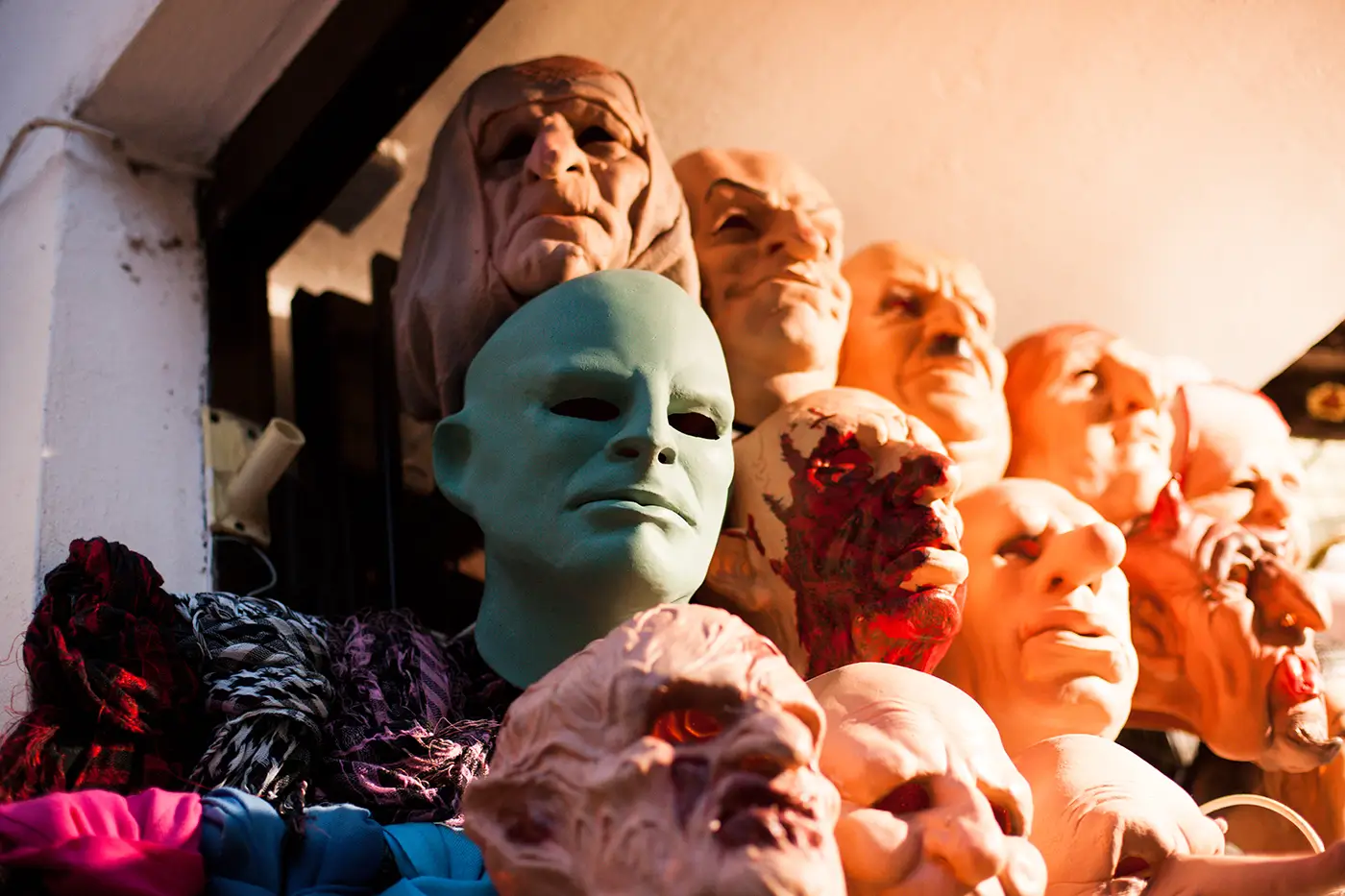 shutterstock_1098689591 - VIPshow Maska Fantomase visí v regálu s jinými maskami