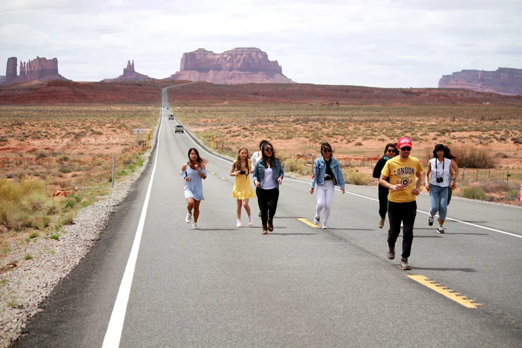 Turisté napodobují slavnou scénu z filmu Forrest Gump. Na této silnici Forrest po běhu napříč Amerikou oznámil, že už dál nepoběží.