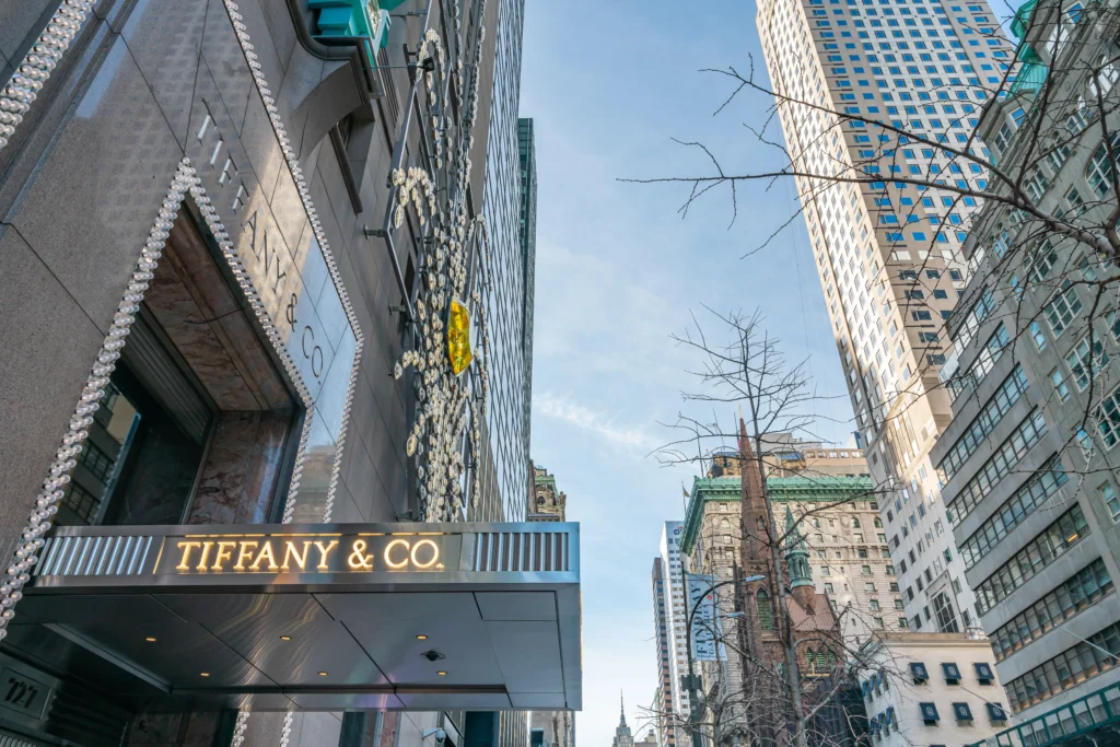 Poutač firmy Tiffany na skleněné budově