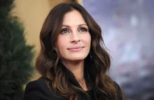 Zasněný pohled ženy s kaštanovými vlasy, je to Julia Roberts