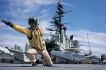 Figurína námořníka připravujícího letoun ke startu na letové palubě muzea USS Midway v kalifornském San Diegu