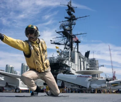 Figurína námořníka připravujícího letoun ke startu na letové palubě muzea USS Midway v kalifornském San Diegu