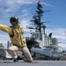 Figurína námořníka připravujícího letoun ke startu na letové palubě muzea USS Midway v kalifornském San Diegu