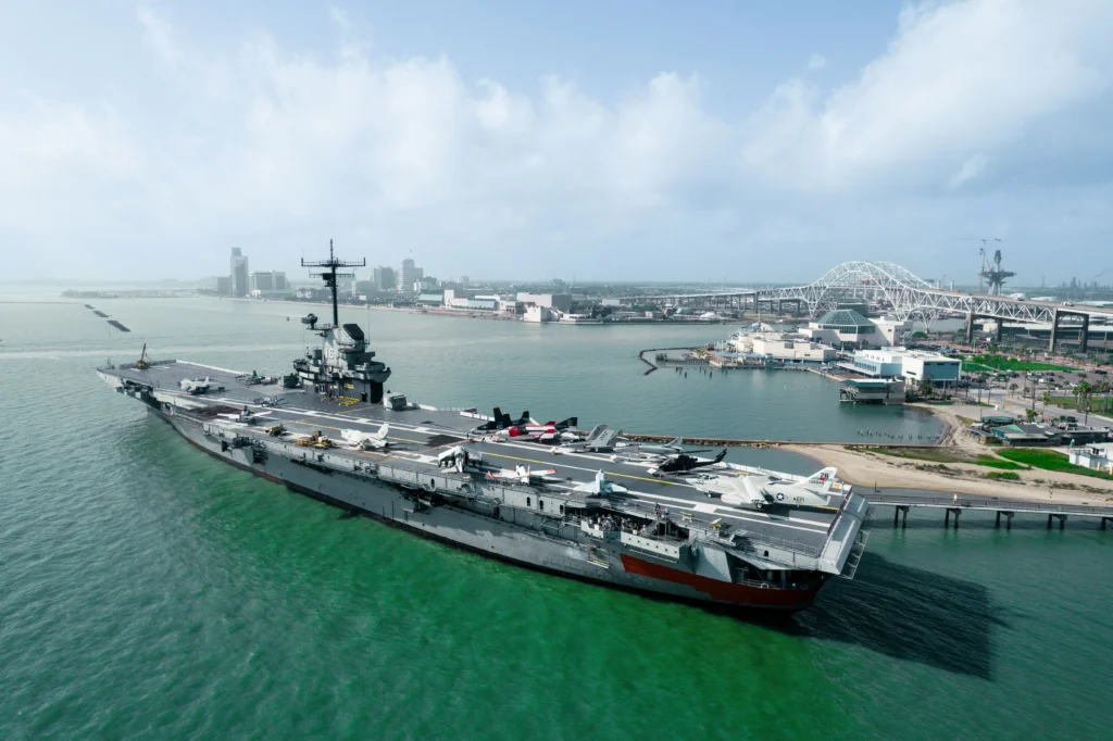 shutterstock_2381705243 - VIPshow Letecký pohled na letadlovou loď USS Lexington, která dnes slouží jako muzeum v texaském městě Corpus Christi. Právě na její palubě vznikala část scén filmu Bitva o Midway (1976)
