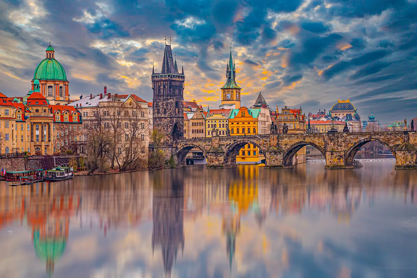 Pražský Karlův most a přilehlé domy za svítání
