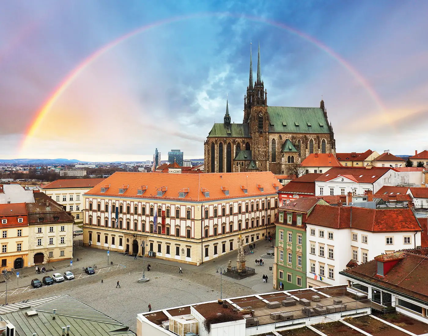 Duha nad moravskou metropolí s náměstím a kostelem v pozadí