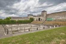 Záběr během zamračeného dne na koncentrační tábor, kde za druhé světové války byli lidé popravováni