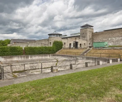 Záběr během zamračeného dne na koncentrační tábor, kde za druhé světové války byli lidé popravováni
