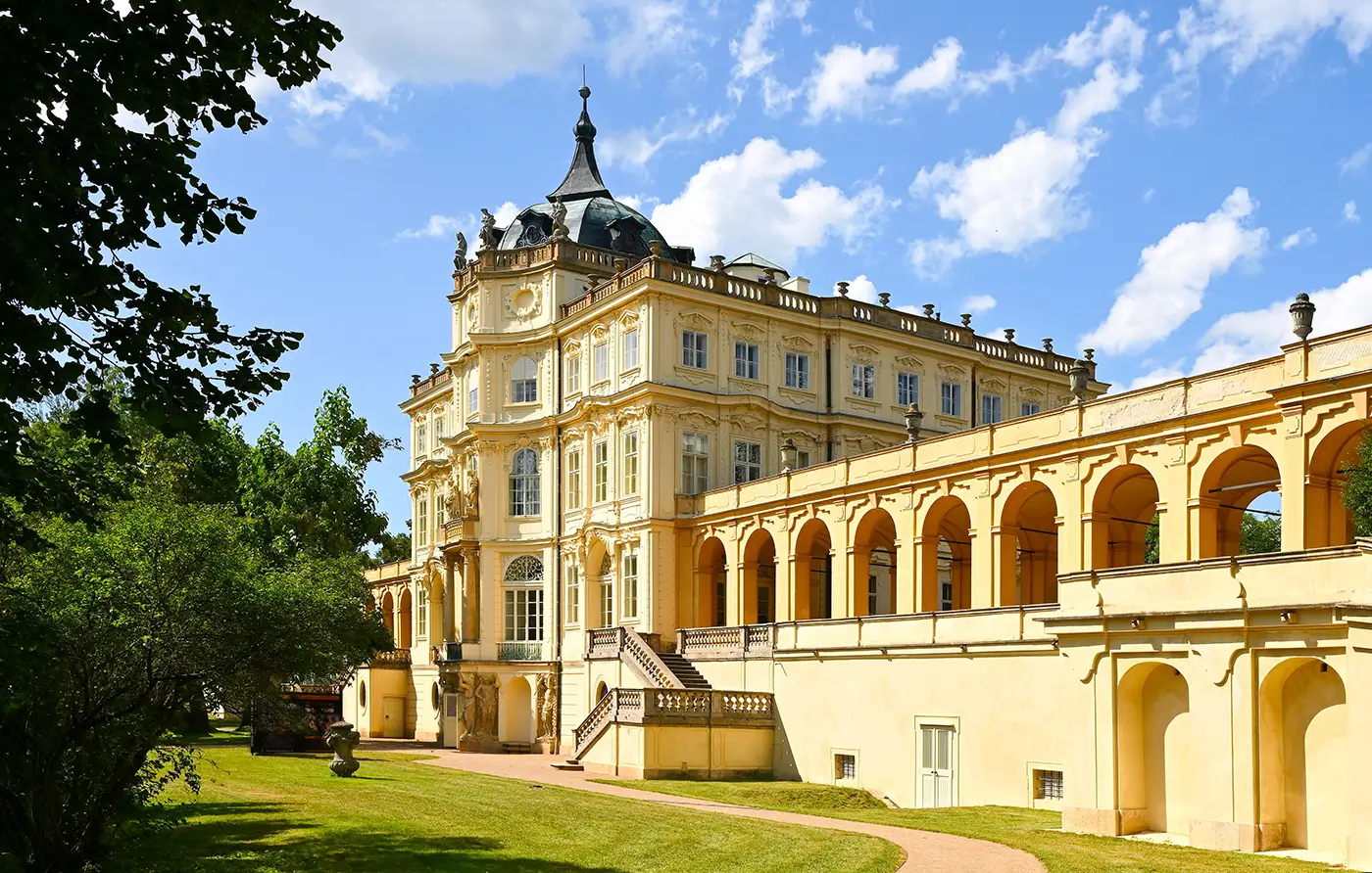 shutterstock_2511697399 - VIPshow Český zámek za letního slunečného dne v obklopení zeleně