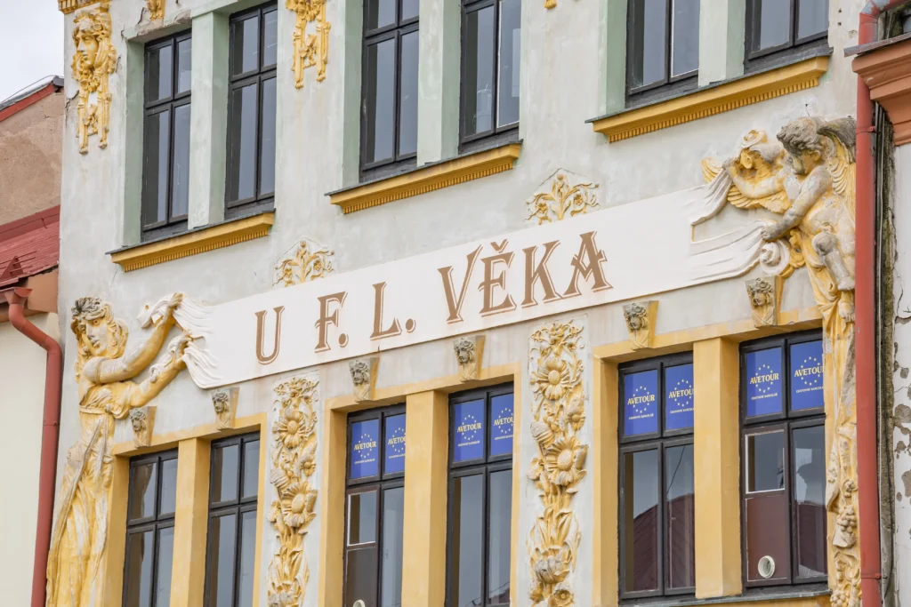 Detail budovy se zdobenou fasádou na náměstí F. L. Věka v Dobrušce