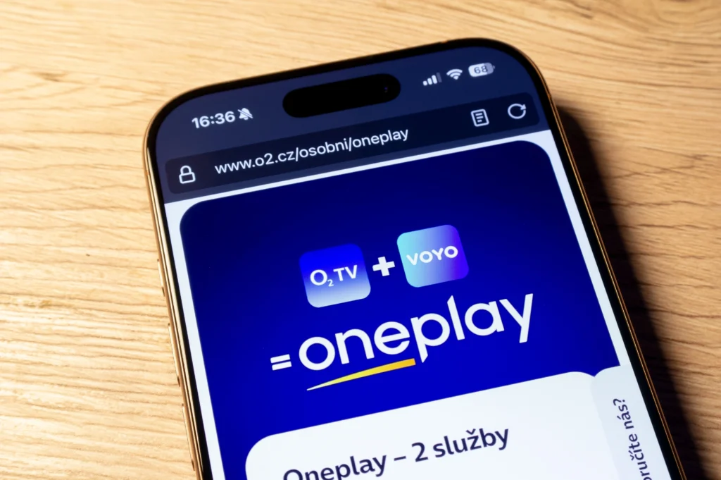shutterstock_2591175567 - VIPshow Mobilní telefon. Na displeji je logo Oneplay