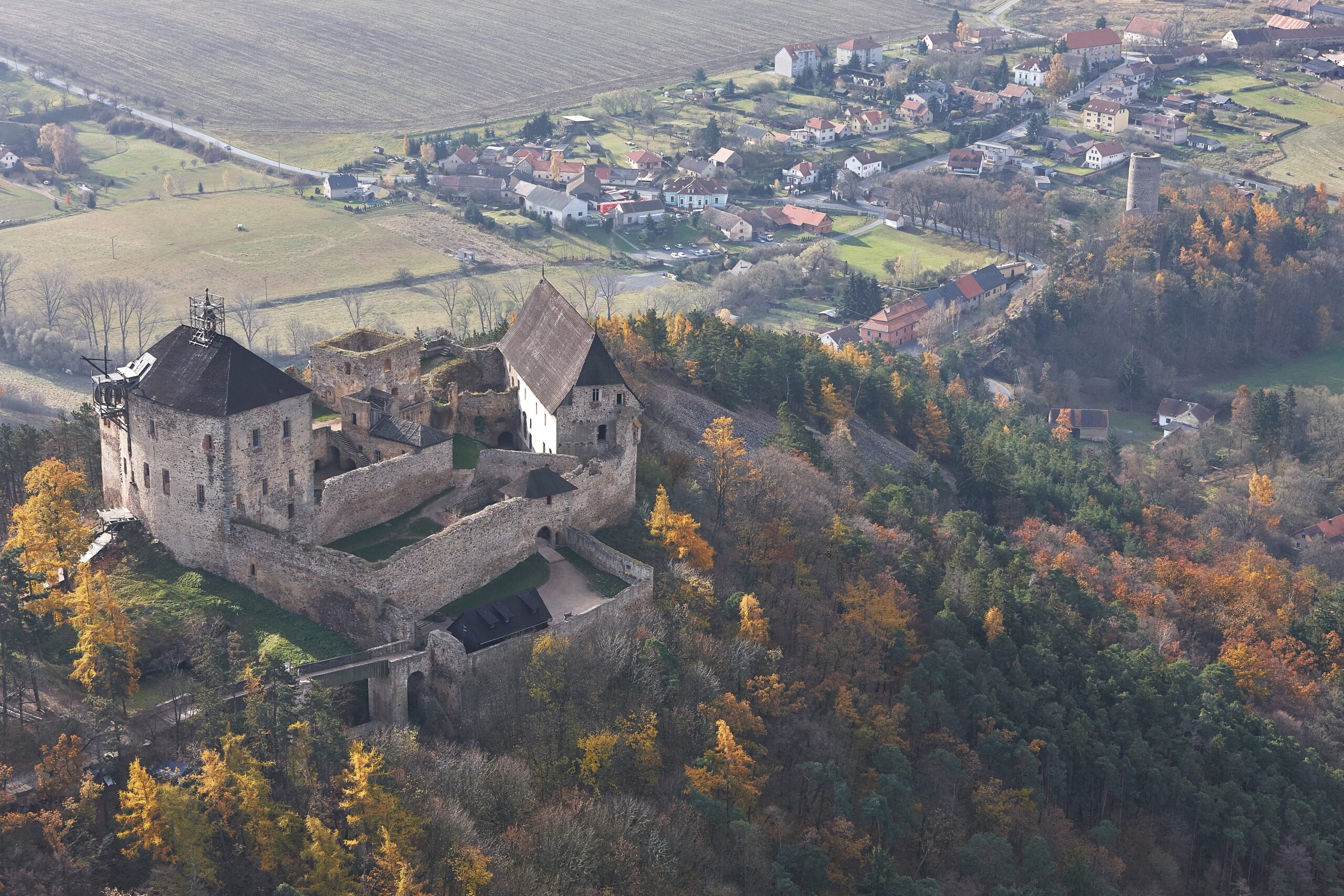 ToníkCzechRepublic-10232011AerialViewOfTheRuins - VIPshow hrad Točník