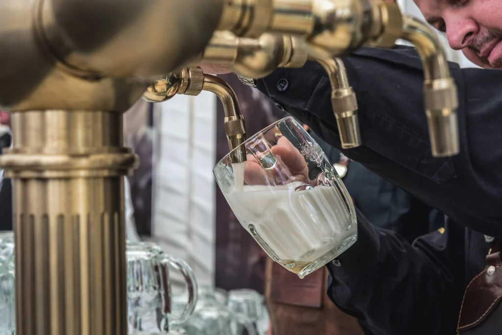 shutterstock_2656076273 - VIPshow Hostinký čepuje pivo do půllitru
