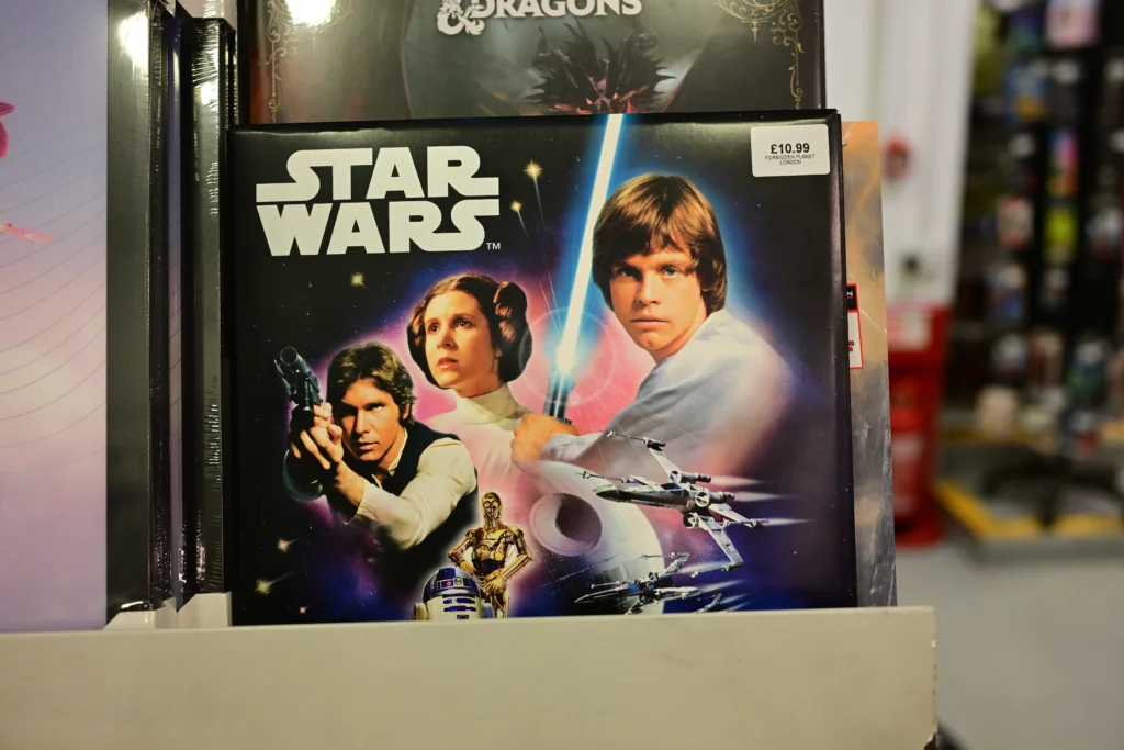 Plakát z filmu Star Wars, jsou na něm Han Solo, Leia a Luke Skywalker