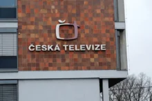 Logo české veřejnoprávní televize na hnědé fasádě budovy