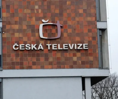 Logo české veřejnoprávní televize na hnědé fasádě budovy