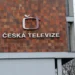 Logo české veřejnoprávní televize na hnědé fasádě budovy