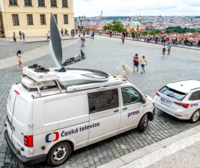 Dodávka České televize zaparkovaná na dlážděném Hradčanském náměstí